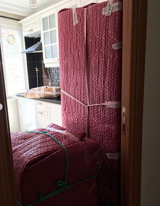 taşınırken Muzaffer beyin eşyalarına yapılan ambalaj